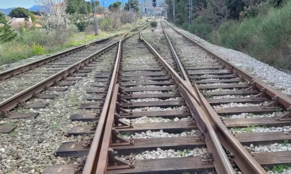 Τραγωδία στην Κορινθία: Άντρας παρασύρθηκε από τρένο και βρήκε φρικτό θάνατο
